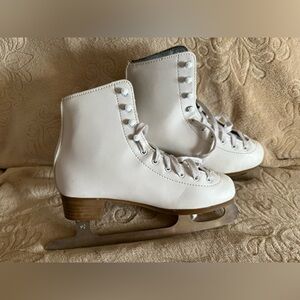 DBX Women’s/Youth Figure Skates Sz 5 (Shoe SZ 6) White Traditional Ice Skates